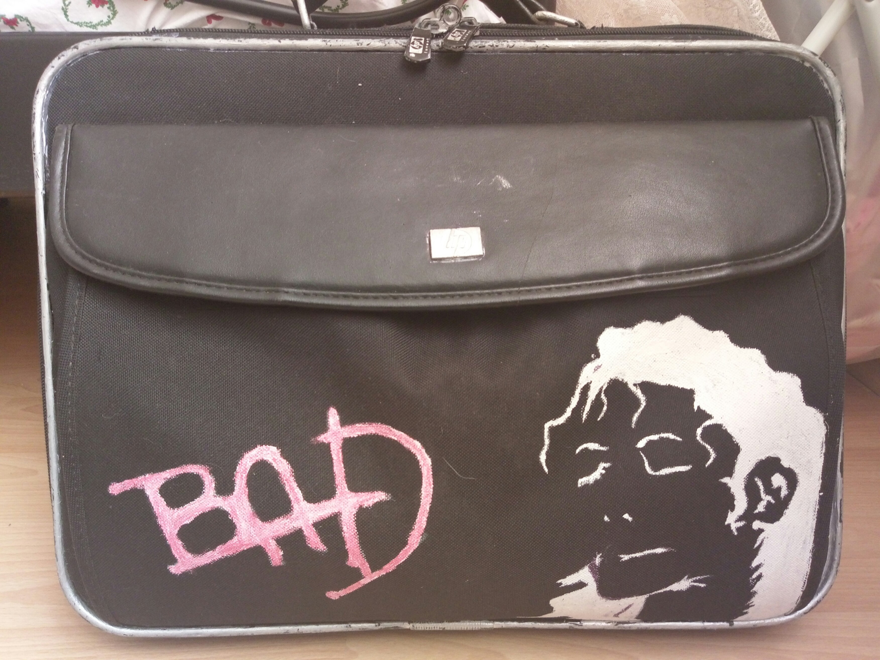 Bu laptop çantasından yaptığım MJ'li okul çantam, boyası gitmiş birazcık. Laptop çantasını tercih etmemin nedeni hem küçüklüğümden beri bu model bir çantayla okula gitmek istedim hem de bu model daha klasik duruyor. (zamane saplantım yüzünden sırt çantasıyla okula gidemiyorum bile)