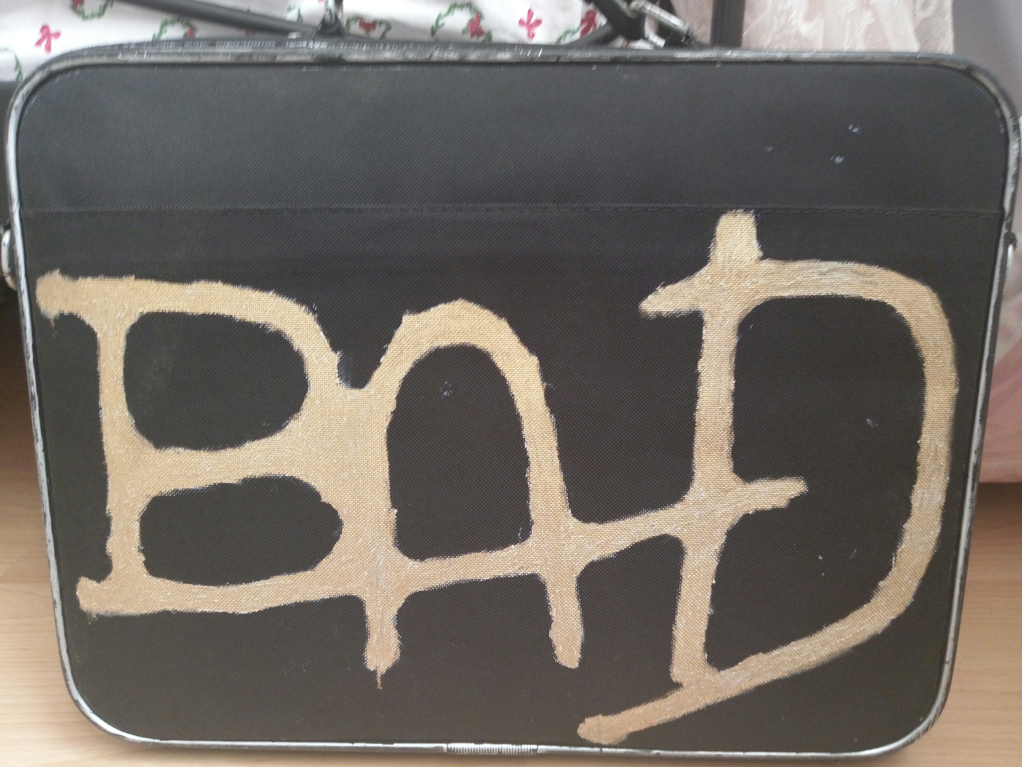 Bu çantanın arka yüzü