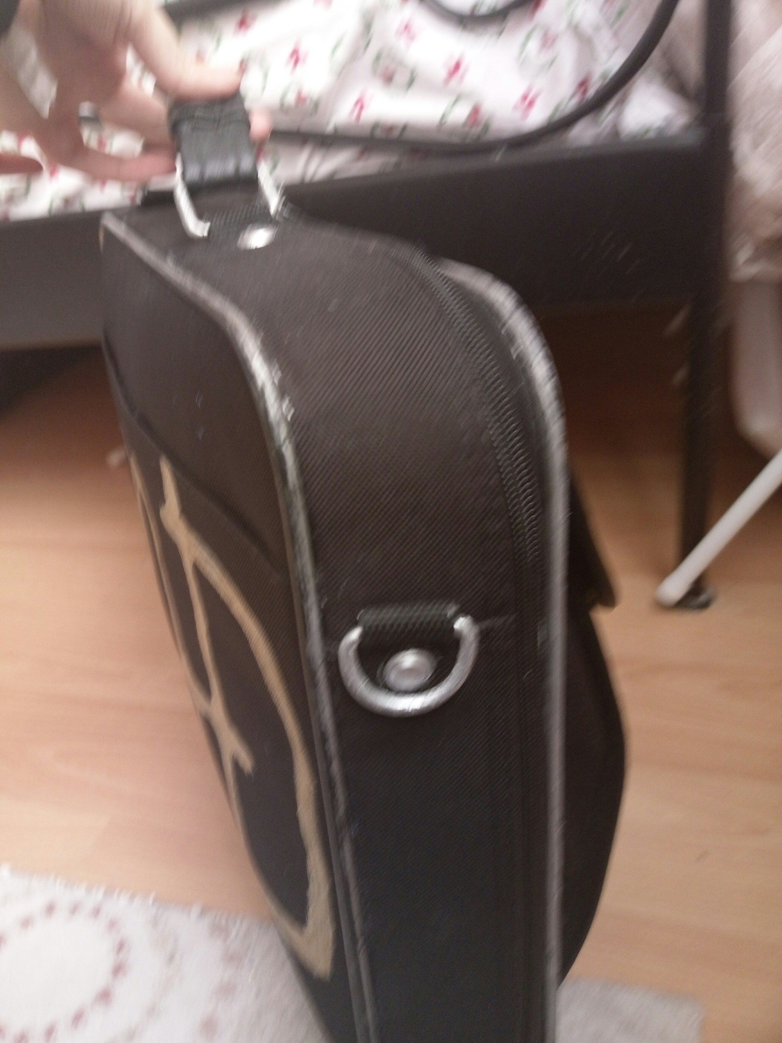 Bu da çantanın yan yüzü