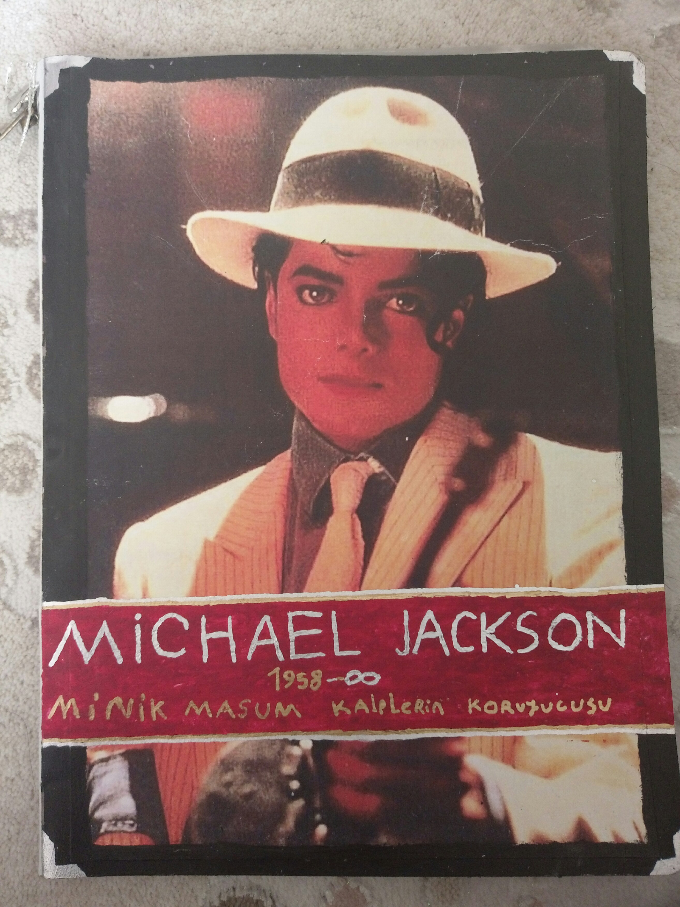 Bu da sınav ile ilgili sormak için okula gittiğimizde izin alarak geri dönüşümden temin ettiğimiz ilerki sınıfların ders kitapları ile beraber aldığımız bir klasör. Temizledikten sonra boyayıp süsleyiverdim. Bunun boyası da gitmiş birazcık ama restore edeceğim :)